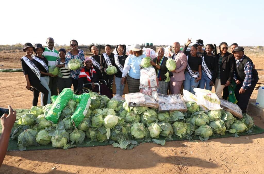 The South African Legislative Sector (SALS) in conjunction with the Office of the Speaker in the North West Legislature donated food parcels and a cash price of R22 000